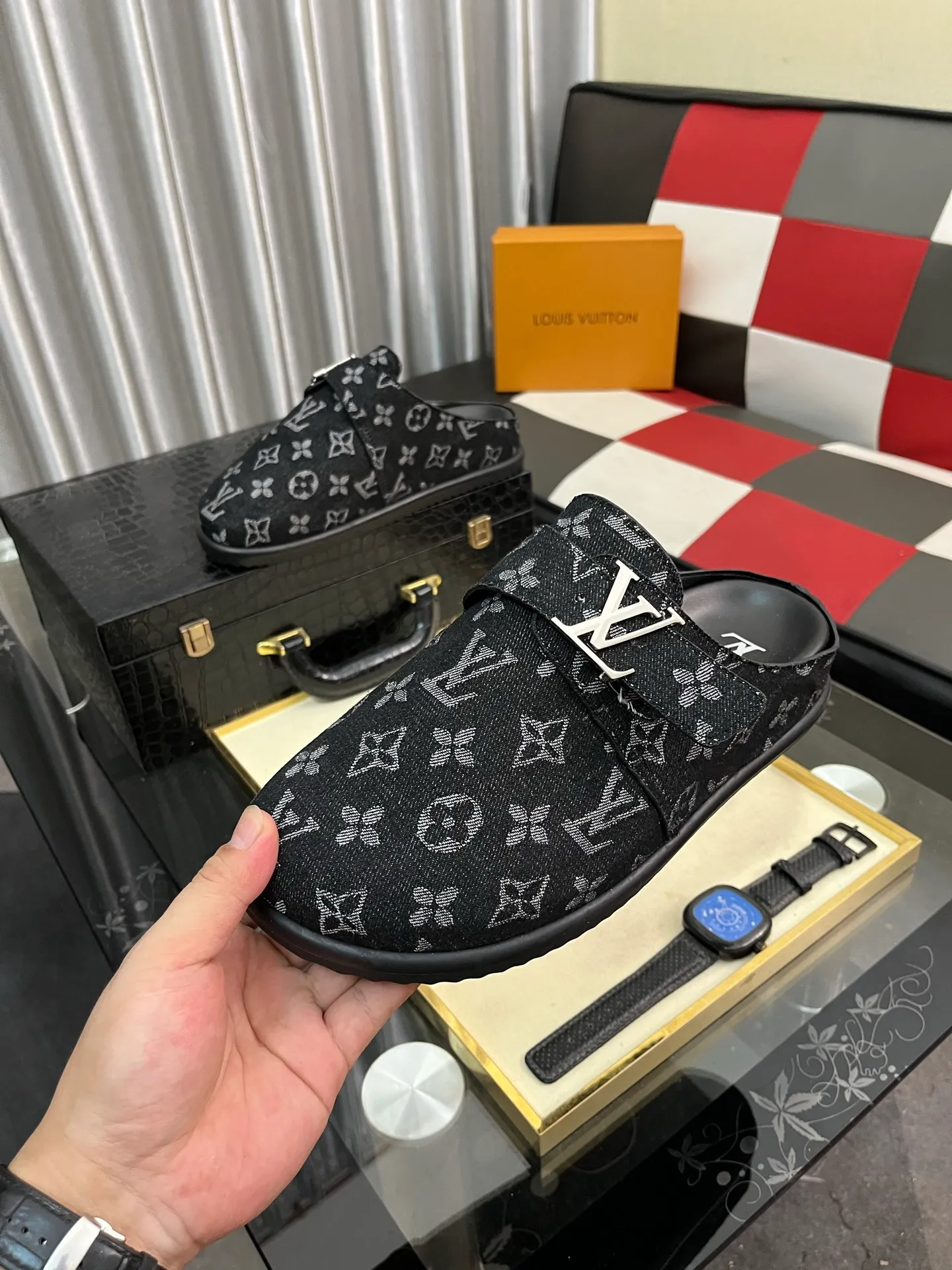 Men's shoes 💰380⌚️⌚️2025 new men's casual sandals and slippers, made of suede cow leather, with Monogram pattern to highlight the trendy style. Adjustable straps illuminated with LV letters, while a resilient insole and micro outsole provide lightweight comfort. Made of suede cow leather with embossed Monogram pattern and brand element metal hardware✅Adjustable straps➕Tough insole‼ ️Micro outsole. Comfortable and easy to wear‼ ️size: 38-443️⃣Colors available